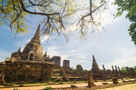 Wat Prasrisanphet，大城府历史公园蓝色天空