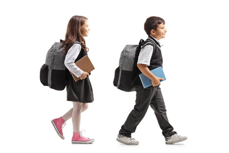 女孩和学生背包步行隔离白色背景