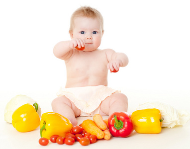 有趣的婴儿与蔬菜