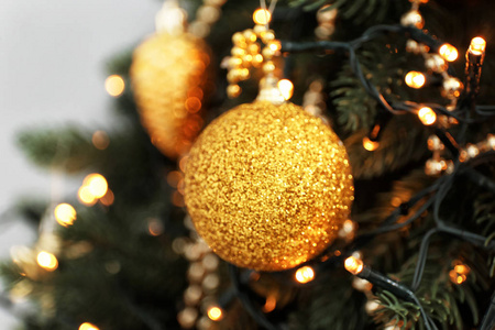 在冷杉树上的圣诞球和发光灯, 特写