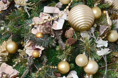 装饰圣诞树关闭。装饰灯泡, 绿枞树, 金色圣诞玩具和灯。用于圣诞节和新年庆典的背景