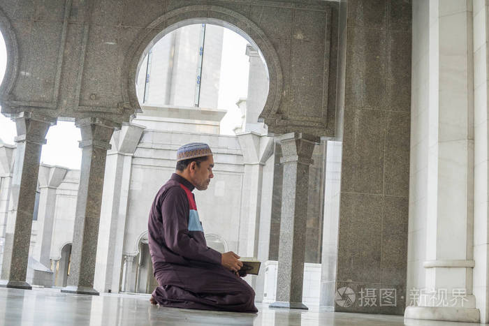 中世纪穆斯林男子在清真寺祈祷