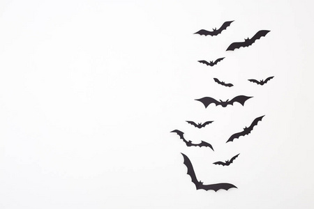 万圣节和装饰空空间为设计复制速度黑纸蝙蝠飞越白色背景