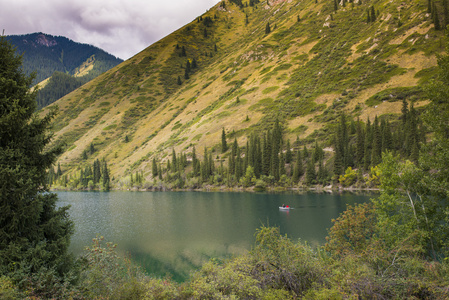 美丽的高山湖泊的景色