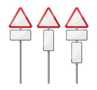 在白色背景上隔离的3个三角形空白路标