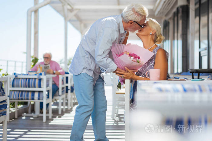 积极的老人给他的妻子一个吻