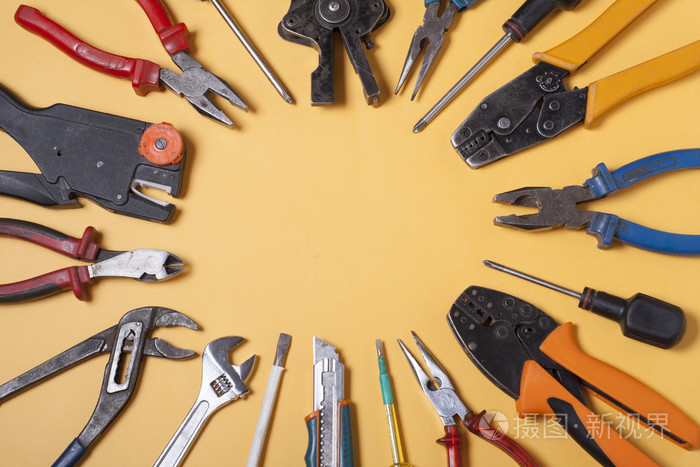 集电气工具在木制的背景上.工程工作,能量概念的配件