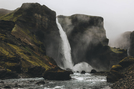 Haifoss 瀑布的风景拍摄, 周围有薄雾, 冰岛