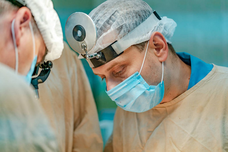 外科医生在医院的手术中观察病人。特写