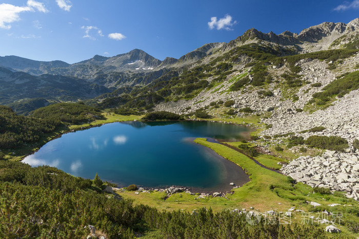 美丽的山景观在阳光明媚的早晨