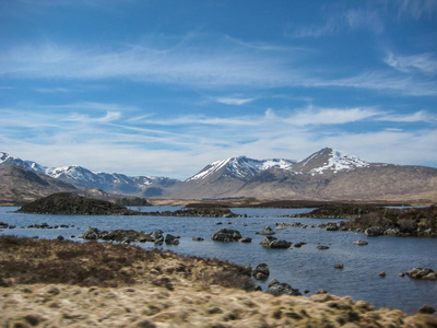 高原 Scotland 山景观与湖泊背景蓝色多云的天空