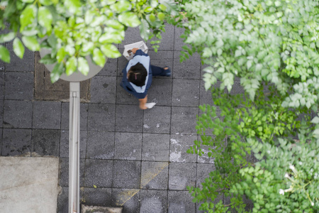 在城市漫步的人们的最高视野