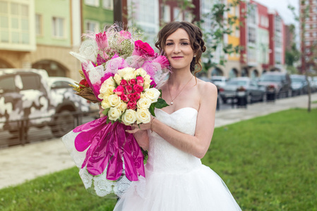 幸福的新娘花的在街上走图片