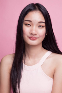 粉红色背景美丽的年轻亚洲妇女肖像
