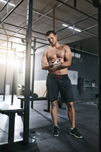 男子运动员使用运动氧化镁进行体操训练