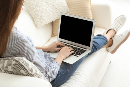 女性自由职业者在笔记本电脑在家工作