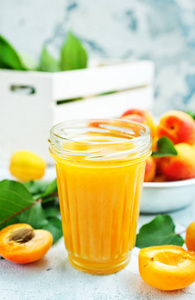 玻璃杏汁和鲜杏