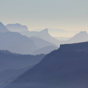 Bernese Oberland 山 Wiriehore 和其他山脉的剪影。视图从登上 Niesen 方向西南