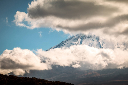 日本冬季云和好天富士三口火山口的封闭