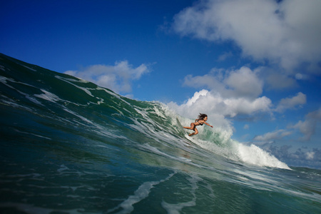 水上运动活动在印度尼西亚海岛巴厘岛冲孩乘波浪照片