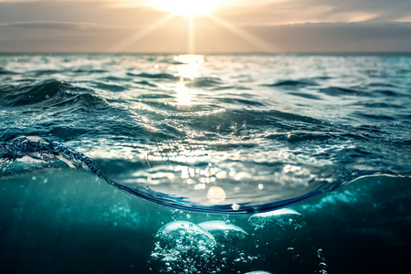 海水在阳光下有气泡照片