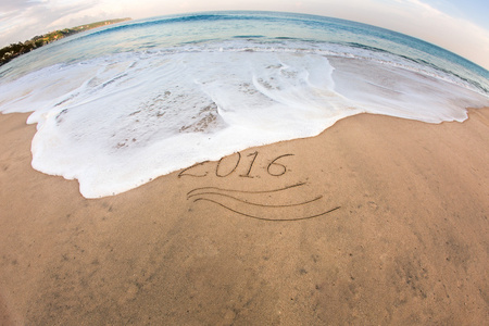 用泡沫冲洗海滩沙的2016年数字