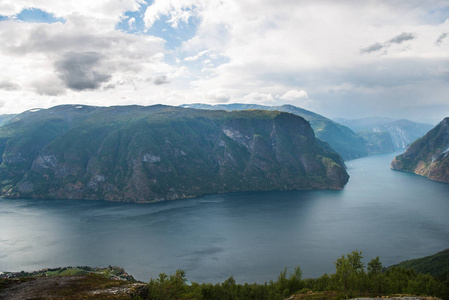 从 Stegastein 的角度看海洋风景和 Aurlandsfjord, 挪威 Aurland