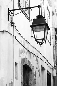 欧洲街道上的旧路灯灯图片