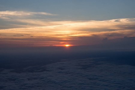 从飞机上看日落的美景