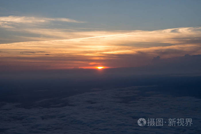 从飞机上看日落的美景