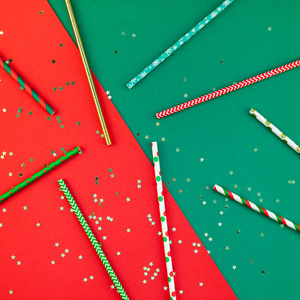 花纹平躺顶景圣诞假期庆祝酒会喝鸡尾酒派对吸管红绿纸金色闪光背景