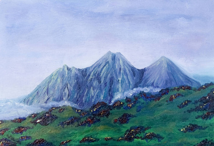 一个美丽的山风景与山笼罩在薄雾和草丘陵在前景。油画