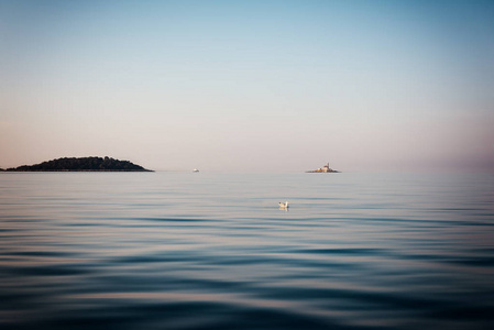 简约日出日出和平宁静海景海, 天, 岛, 船, 灯塔和海鸥, 简约背景照片