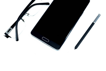 大黑智能手机与智能笔和黑色眼睛眼镜孤立的白色背景