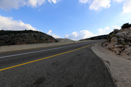 在以色列北部的山区道路