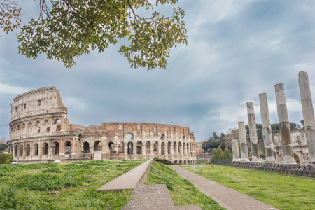 罗马体育馆的景观与图像右侧的柱子