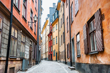 美丽的街道与五颜六色的大厦老镇在瑞典斯德哥尔摩