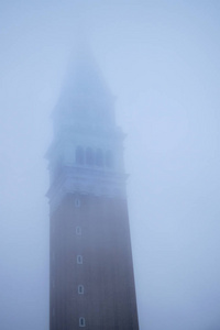 威尼斯, 意大利, 2018年1月冬天雾场面在圣马科斯广场在意大利威尼斯城