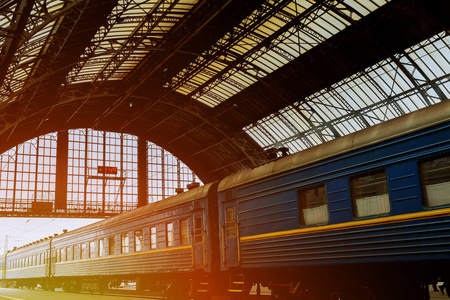 古代利沃夫中央车站的铁拱和空平台清晨