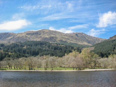 高原 Scotland 山景观与湖泊背景蓝色多云的天空