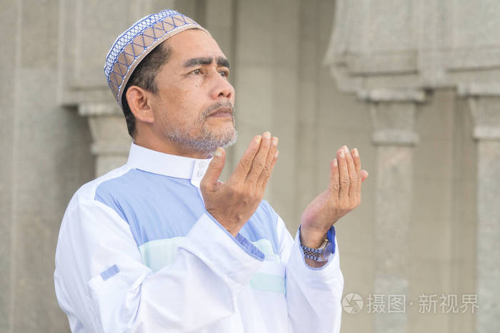 中世纪穆斯林男子在清真寺祈祷
