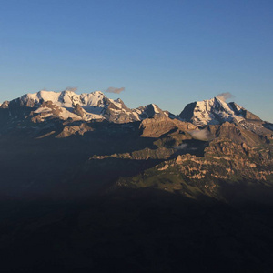 Bluemlisalp 范围和登上 Doldenhorn 就在日落之前。视图从芒 Niesen, Bernese Oberlan