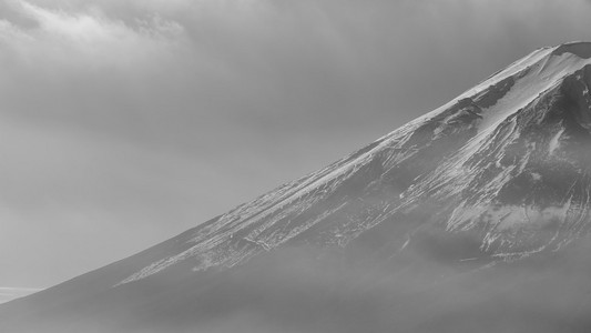 黑色和白色，富士山躲在多云的天空