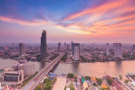 城市景观河治愈和美丽的天空鸟瞰图