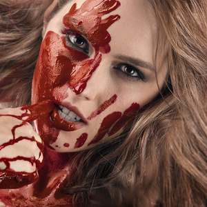 美丽的女孩浑身是血照片