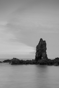 黑色和白色，与美丽的天空日落背景岩石海天际线