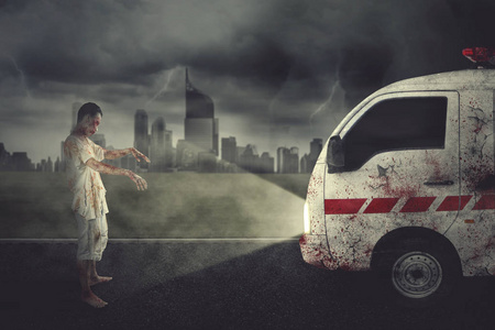 可怕的僵尸男子的照片, 阻碍了在坟墓里的救护车.夜间拍摄照片