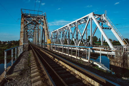 这条河铁路大桥图片