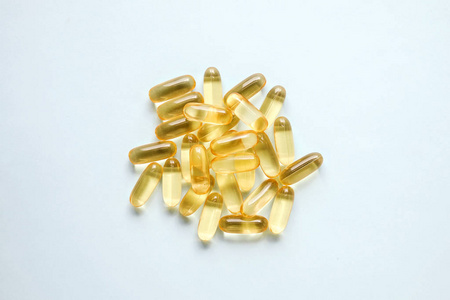 一束欧米茄3鱼肝油胶囊在成桩模式背景下。关闭大的金色半透明药丸质地。健康的每一天营养补充。顶部视图, 平面放置, 复制空间