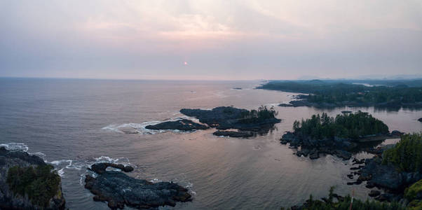 在多云的夏日日落时分, 太平洋沿岸的空中全景海景尽收眼底。乌克雷特, 温哥华岛, 加拿大不列颠哥伦比亚省